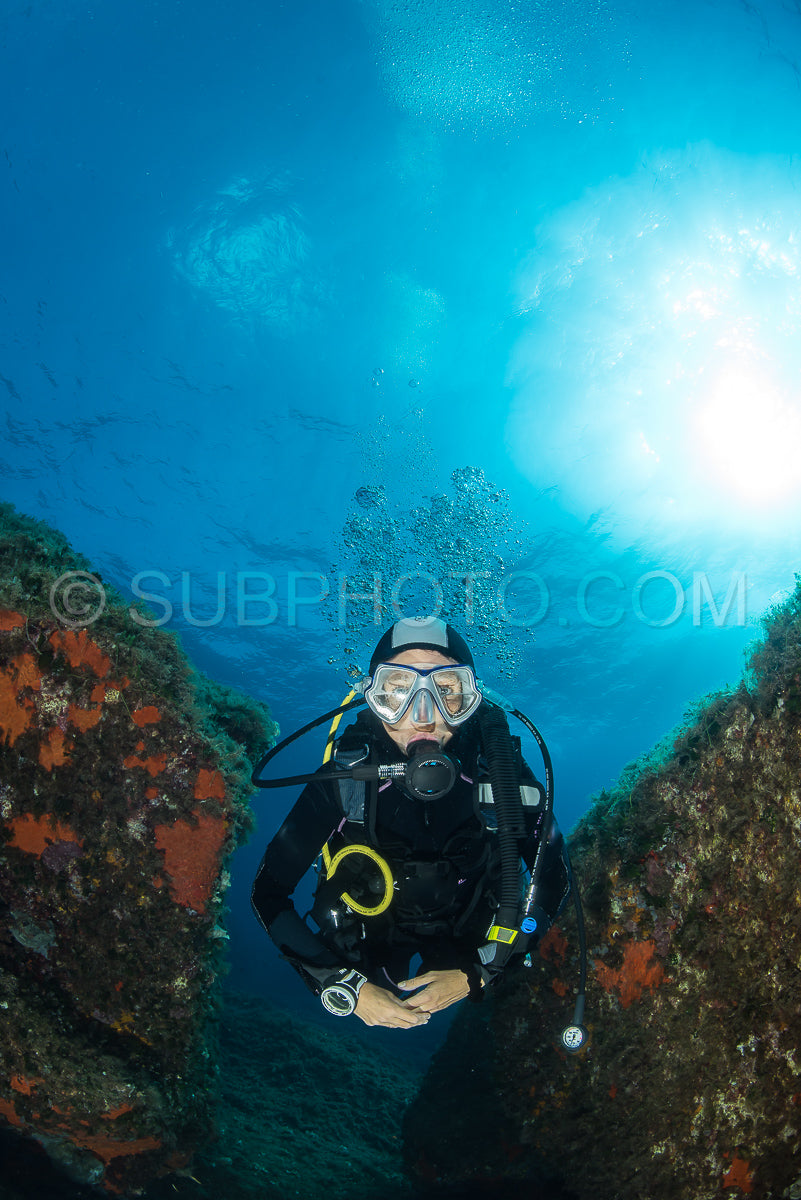 Photo de Femme faisant de la plongée sous-marine sur des rochers en Méditerranée