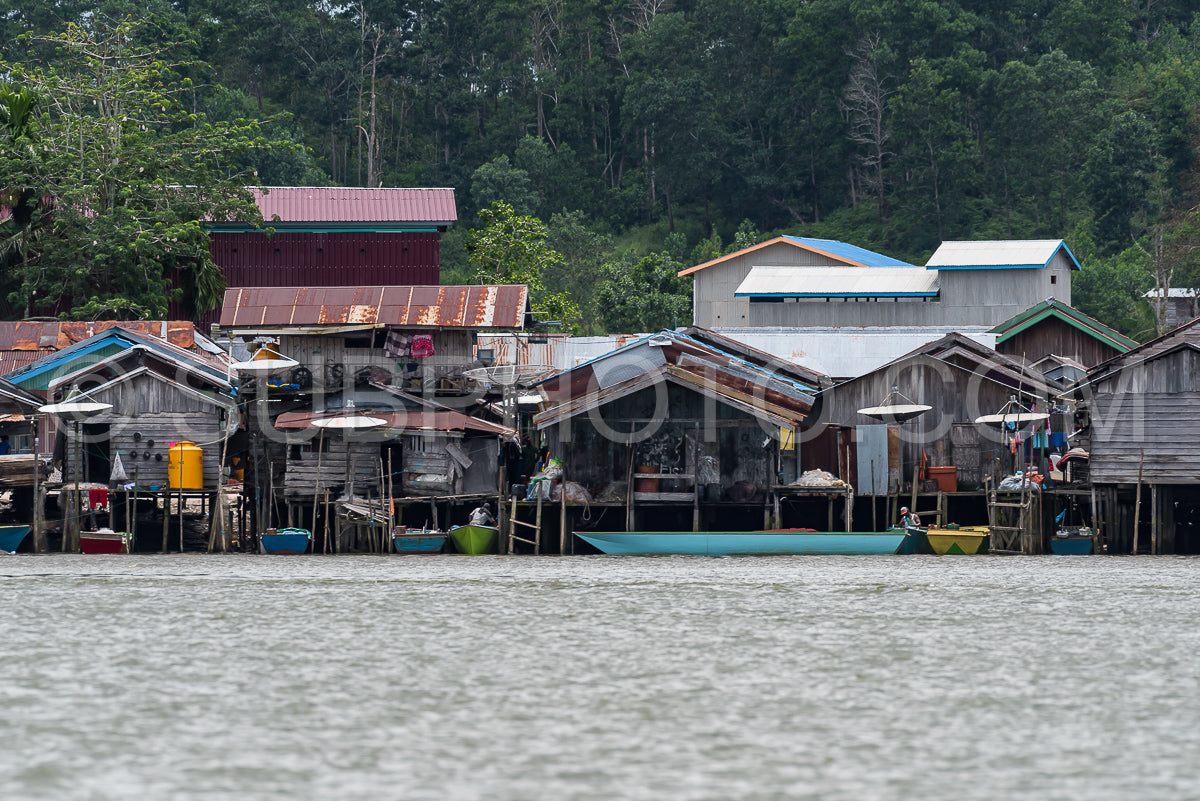 Photo de Maison de pêcheur sur la rivière Berau- Borneo- Kalimantan- Indonésie