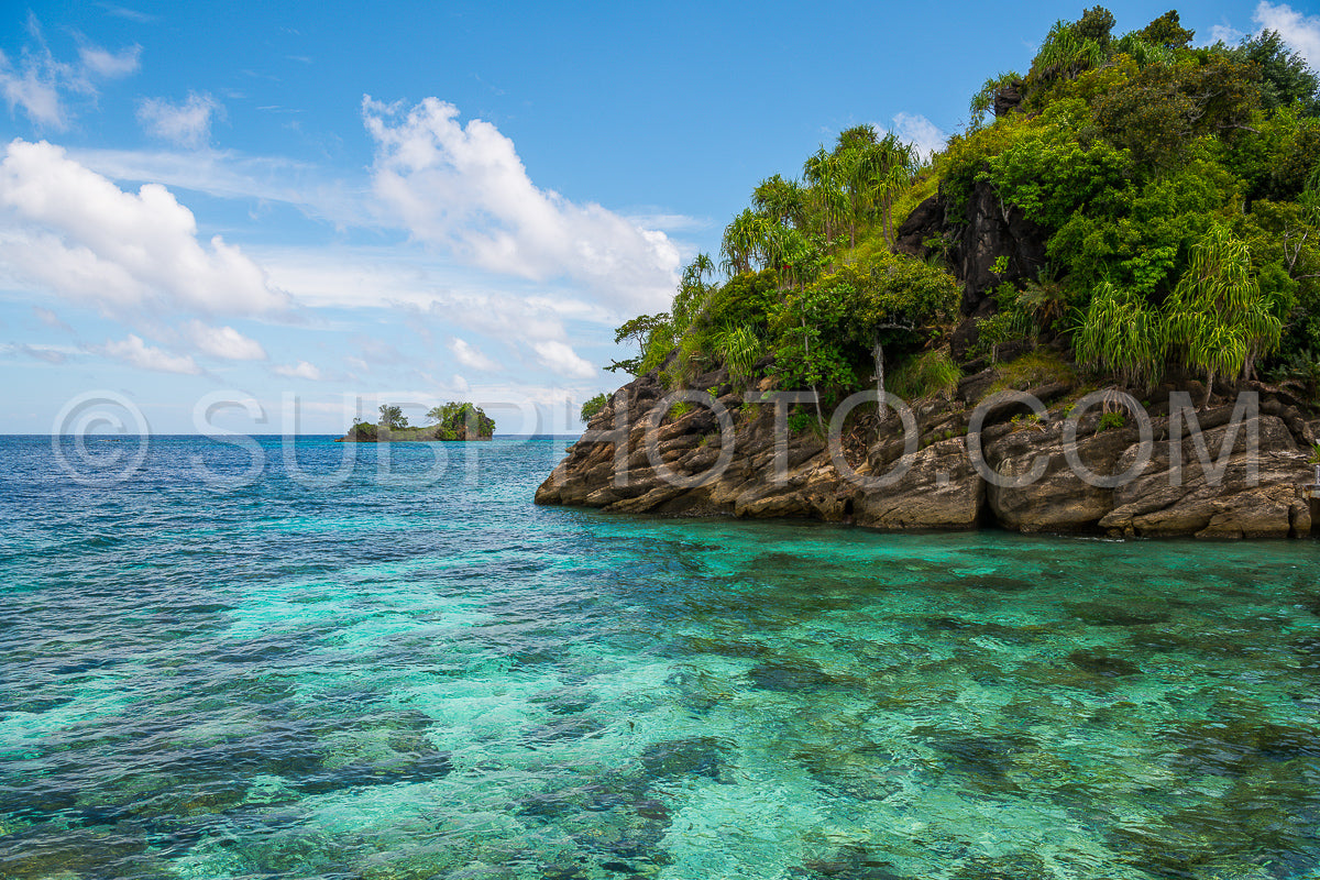 Photo de East Misool- groupe de petites îles dans un lagon bleu peu profond- Raja Ampat- Papouasie occidentale- Indonésie