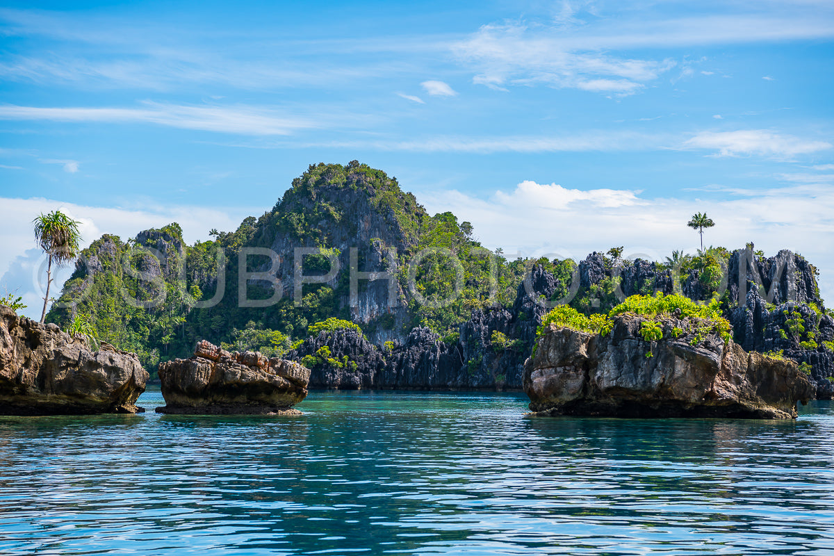 Photo de East Misool- groupe de petites îles dans un lagon bleu peu profond- Raja Ampat- Papouasie occidentale- Indonésie
